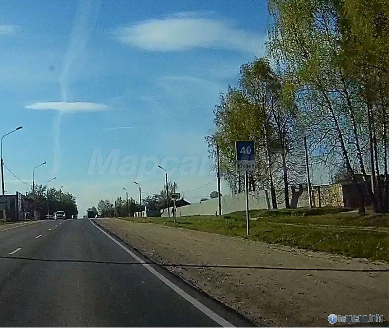 Знак при въезде в Белоусово перед камерой