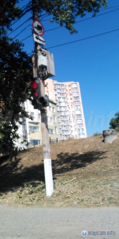 Птолемей в конце Т образного перекрестка на Пархоменко, 3 ИК осветителя