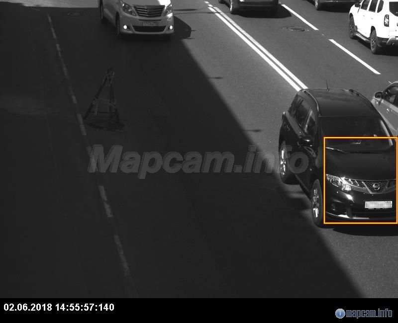 Правый ряд легко выдавливает спешащих левых на встречку. Я едва не наехал на двойную.