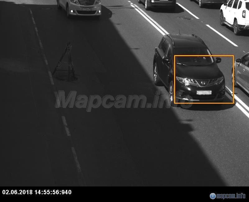 Хорошо видно искусственно созданное сужение, которое пытаются быстрее проскочить.