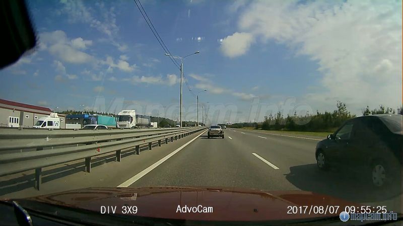 Стоит. Вид со встречки.