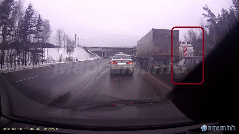 Пробка на 2 км, а все равно стоят