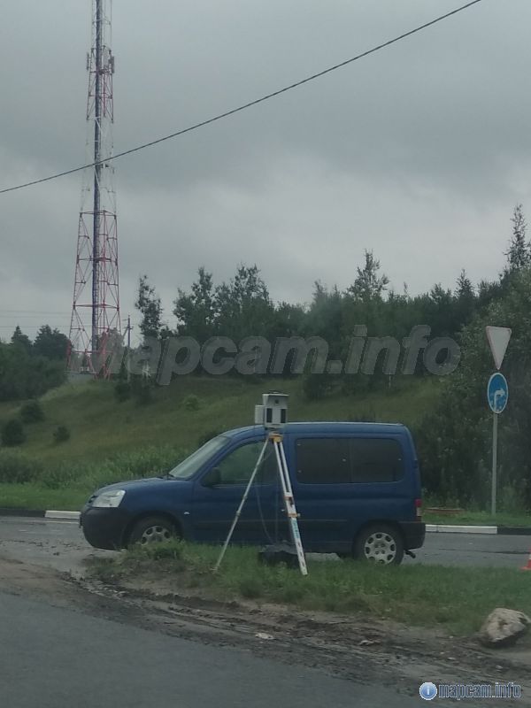 Стоит на выезде с АЗС