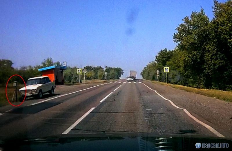 Крис-П рядом с остановкой