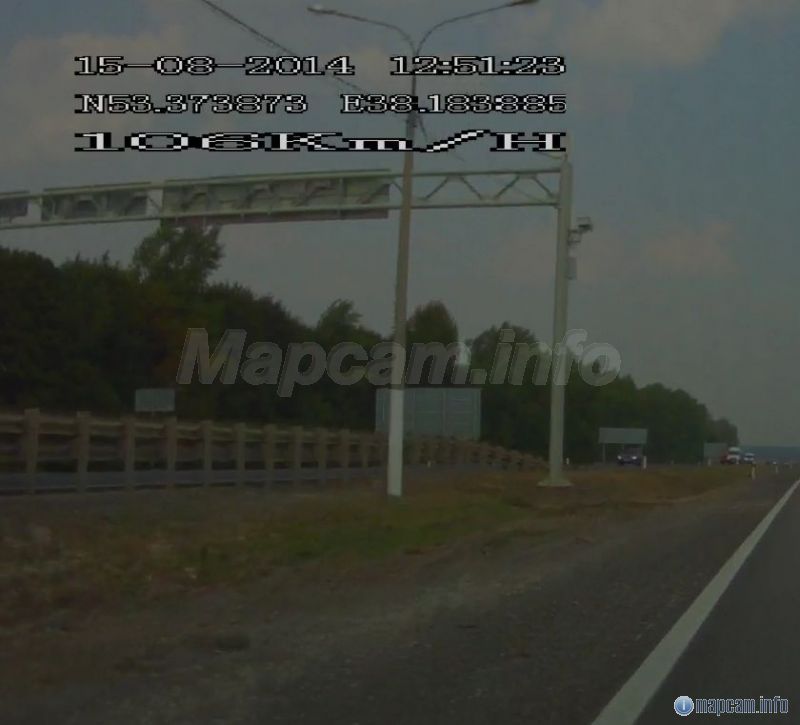 Висит на столбе между двумя направлениями