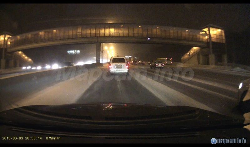 Смонтирована на пешеходном мосту