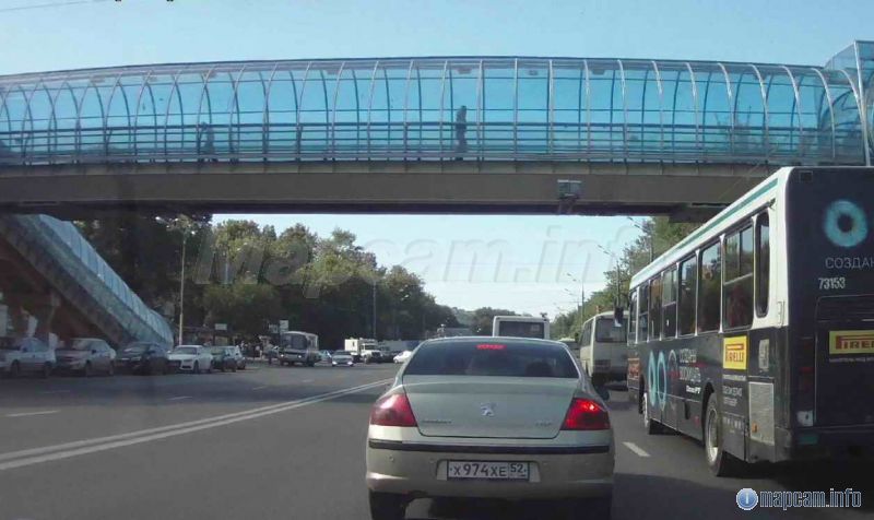 Физически камеры две, рассположены с разных сторон перехода