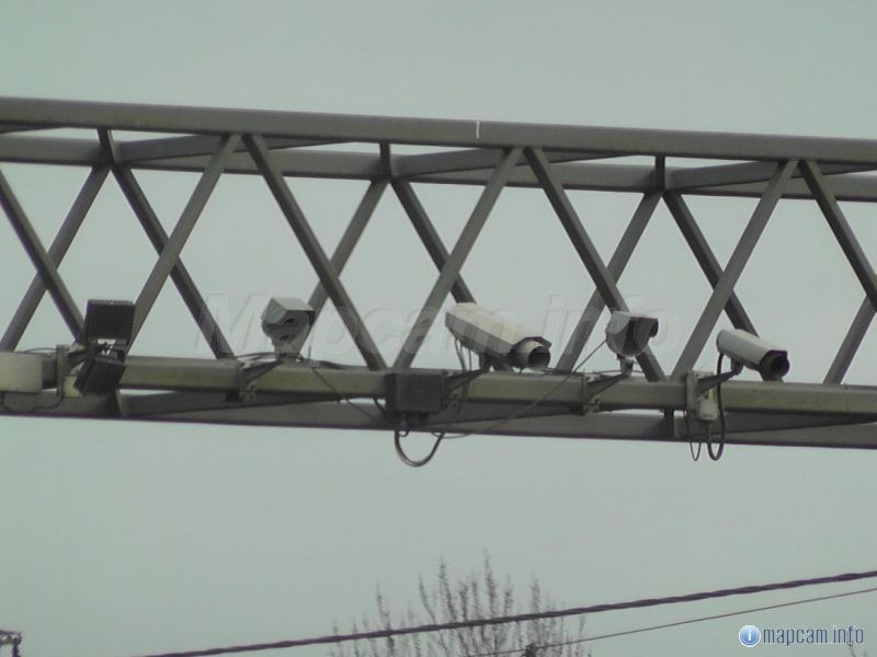В центр покрупнее. Так что, это уже с радарными блоками? Радар-детектор в данном месте зашкаливает в оба направления.