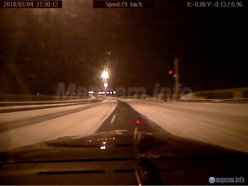 снимал ночью в снегопад.