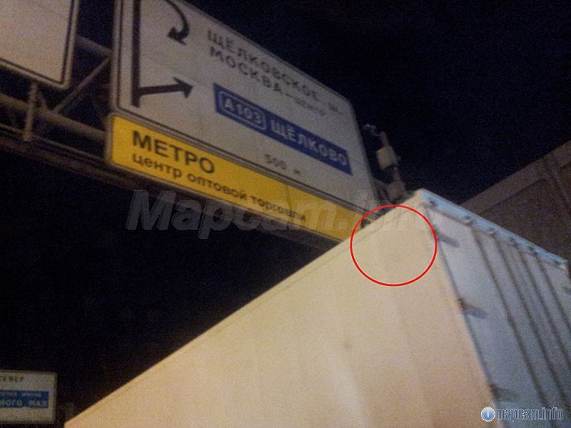 Попытался сфоткать камеры, но фура перекрыла обзор - в общем на этом щите, в отмеченном месте, висят 4 камеры (2 в морду смотря, 2 в зад).