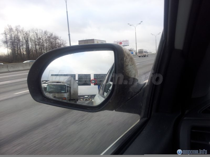 Камера, фотографирует сзади