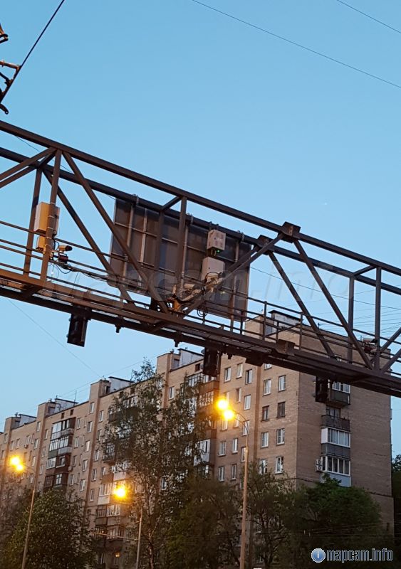 В спину добавили камеру на длинной опоре, как и на выезде из тонеля.